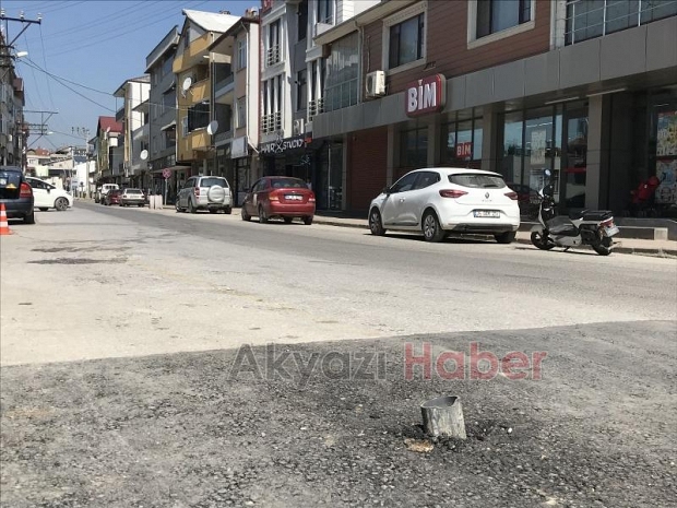 Akyazı'da cadde ortasına bırakılan boru şaşkına çevirdi