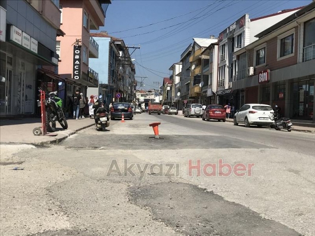 Akyazı'da cadde ortasına bırakılan boru şaşkına çevirdi