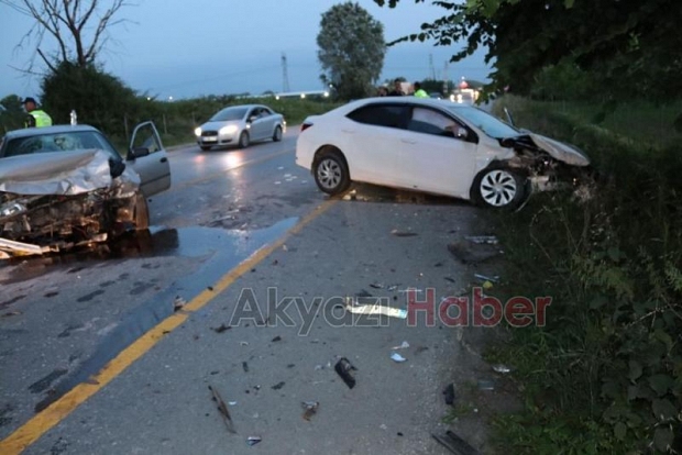 Akyazıda feci kaza: 4 yaralı