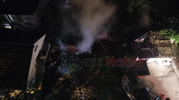Akyazı'da metruk evde yangın