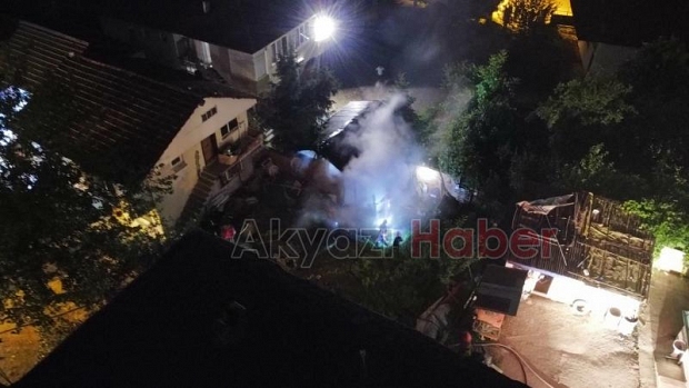 Akyazı'da metruk evde yangın