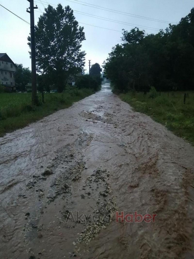 Samanpazarında yağmur suları evin bahçesine doldu