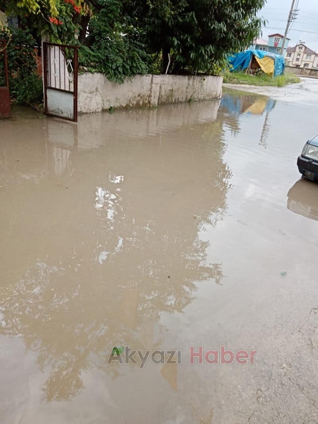 Sokakları yağmurda göle döndü