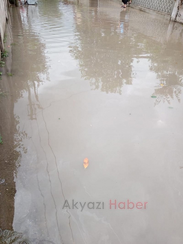 Sokakları yağmurda göle döndü
