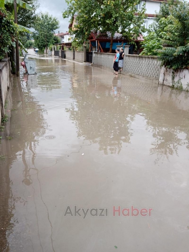 Sokakları yağmurda göle döndü