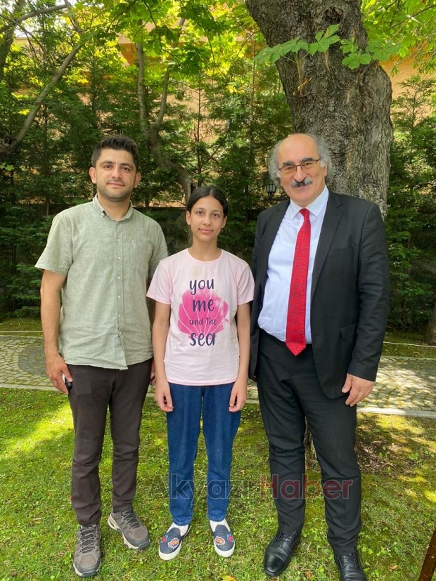 Akyazı Kız Anadolu İmam-Hatip proje sınıfı öğrencisi Elif LGS'de birinci oldu