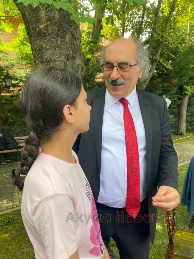 Akyazı Kız Anadolu İmam-Hatip proje sınıfı öğrencisi Elif LGS'de birinci oldu