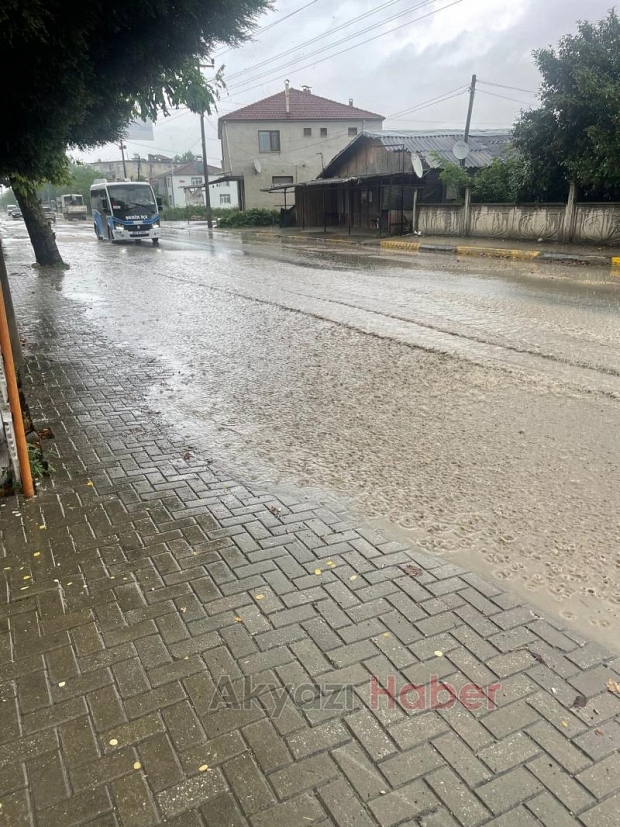 Akyazıda şiddetli yağış