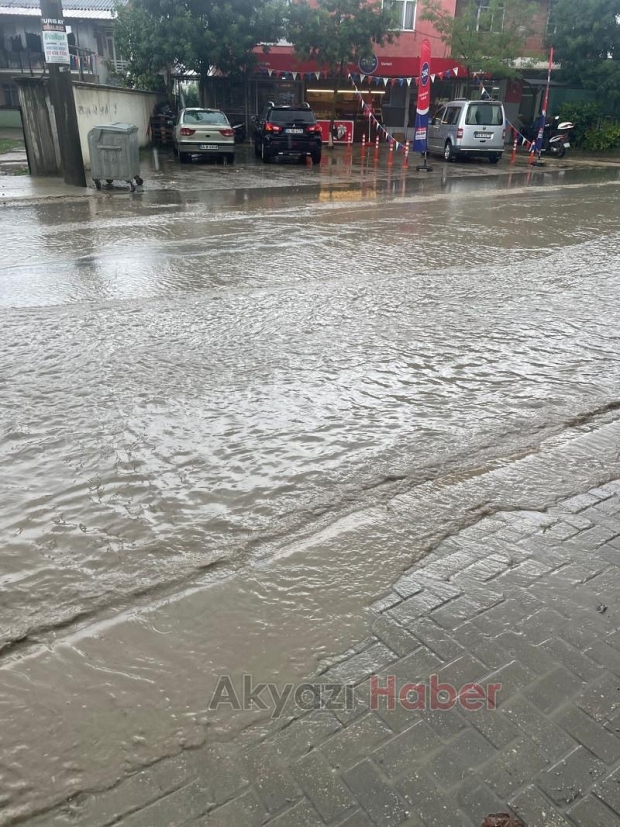Akyazıda şiddetli yağış