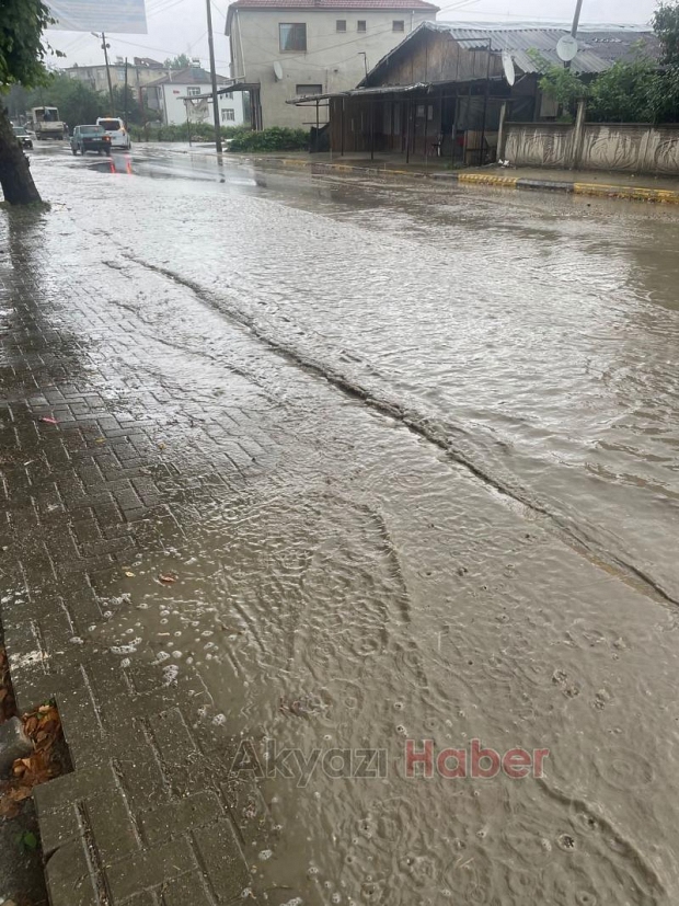 Akyazıda şiddetli yağış