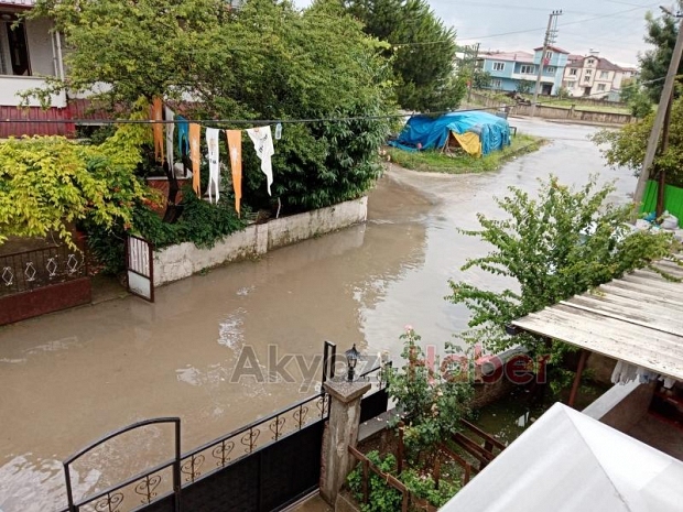 Akyazıda şiddetli yağış