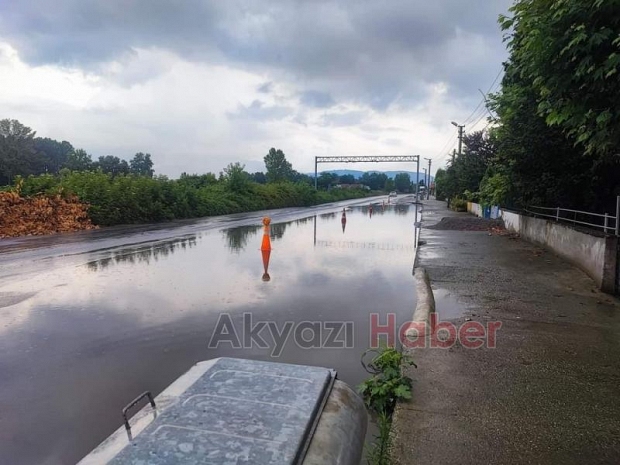 Akyazı yolu göle döndü, dubalarla önlem aldılar