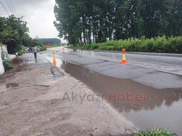 Akyazı yolu göle döndü, dubalarla önlem aldılar