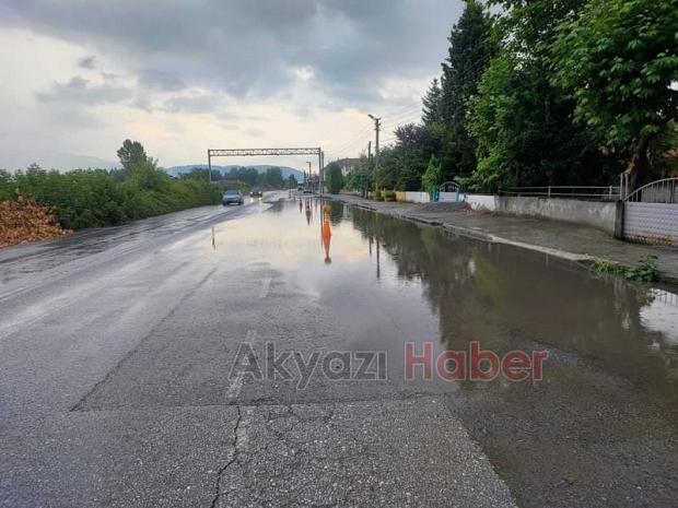 Akyazı yolu göle döndü, dubalarla önlem aldılar