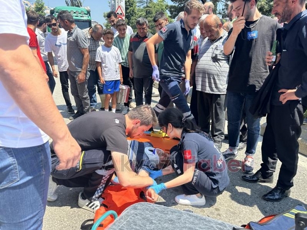 Aracın aynasının çarptığı motosikletli düşüp yaralandı