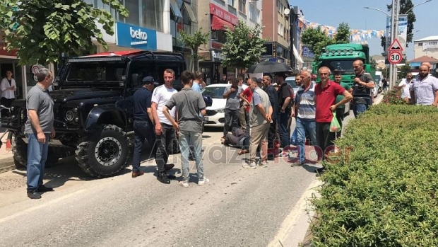 Aracın aynasının çarptığı motosikletli düşüp yaralandı