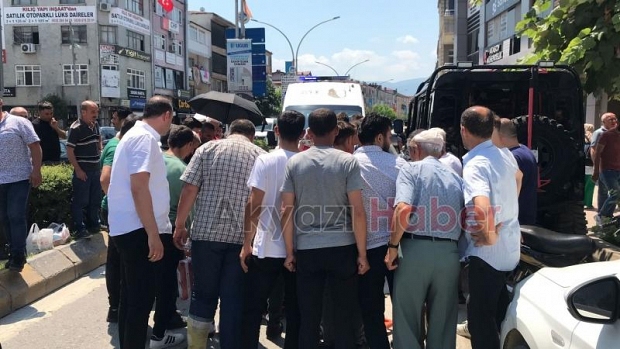Aracın aynasının çarptığı motosikletli düşüp yaralandı