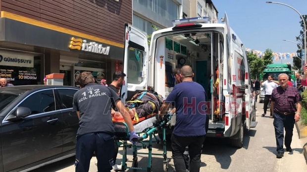 Aracın aynasının çarptığı motosikletli düşüp yaralandı