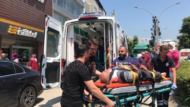 Aracın aynasının çarptığı motosikletli düşüp yaralandı