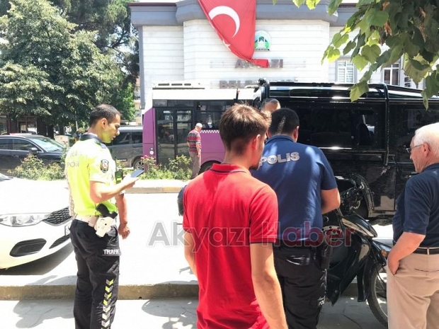 Aracın aynasının çarptığı motosikletli düşüp yaralandı
