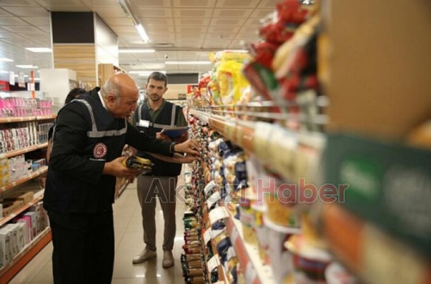 Ticaret Bakanlığı'nın marketlerdeki fiyat ve etiket denetimlerini sürüyor