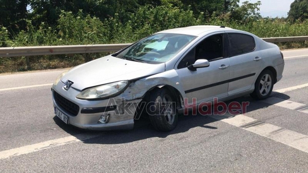 Otomobiller çarpıştı