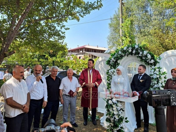 Muhtar Nihat İçyüz'ün Kızı Evlendi