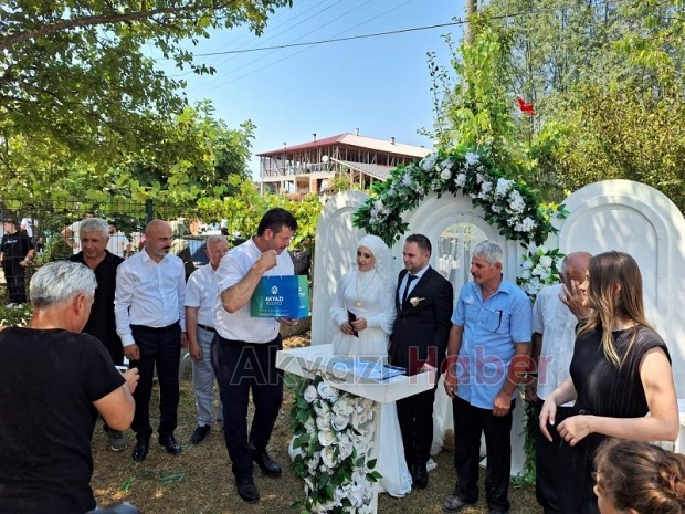 Muhtar Nihat İçyüz'ün Kızı Evlendi