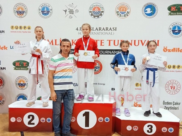 Akyazılı karateciler gururlandırdı