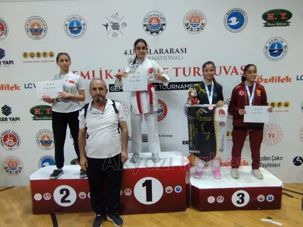 Akyazılı karateciler gururlandırdı