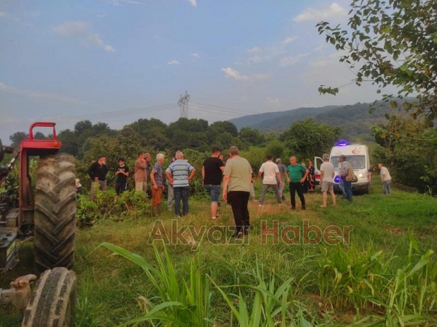 Dereye yuvarlanan traktörün altında kaldı