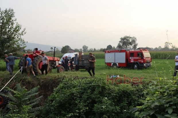 Dereye yuvarlanan traktörün altında kaldı