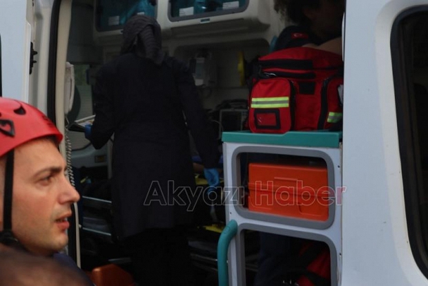 Dereye yuvarlanan traktörün altında kaldı
