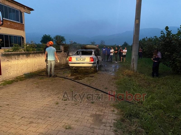 Park halindeki otomobilde yangın çıktı