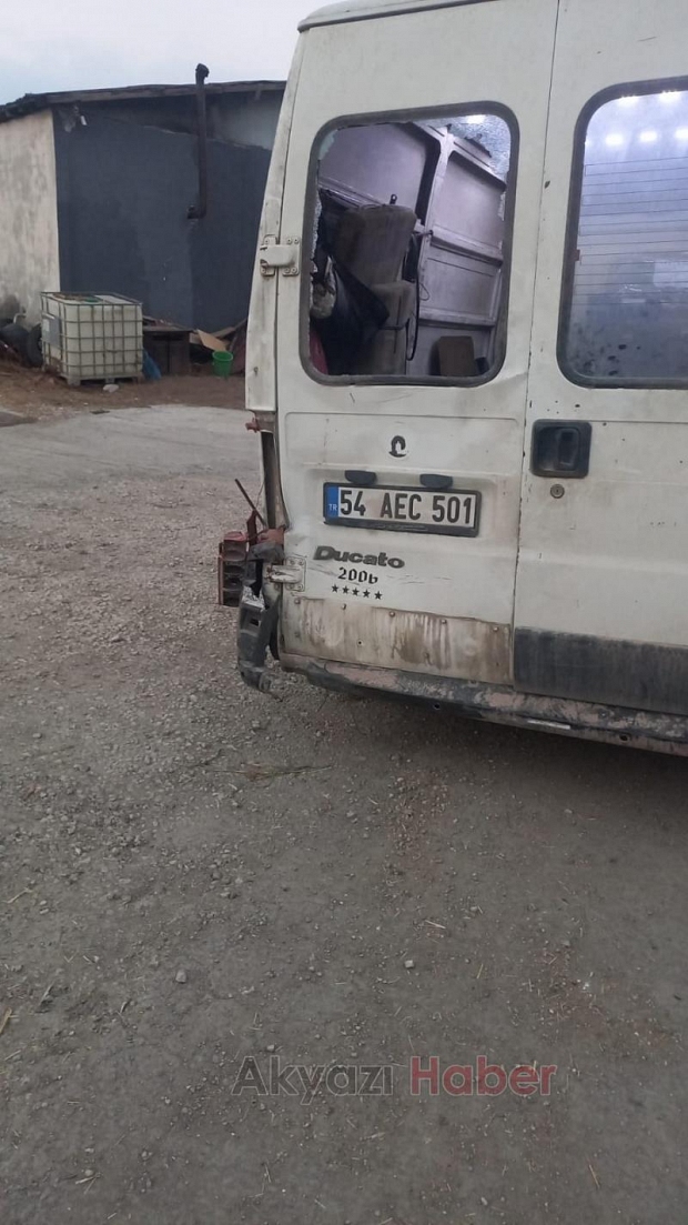 Minibüs ile motosiklet çarpıştı