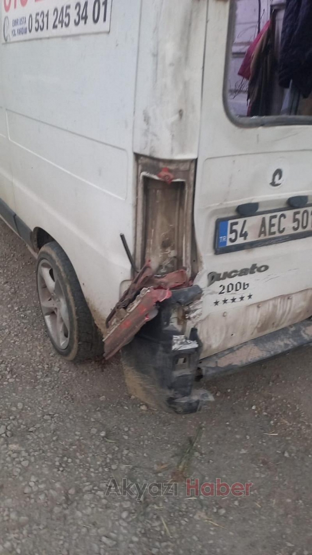Minibüs ile motosiklet çarpıştı