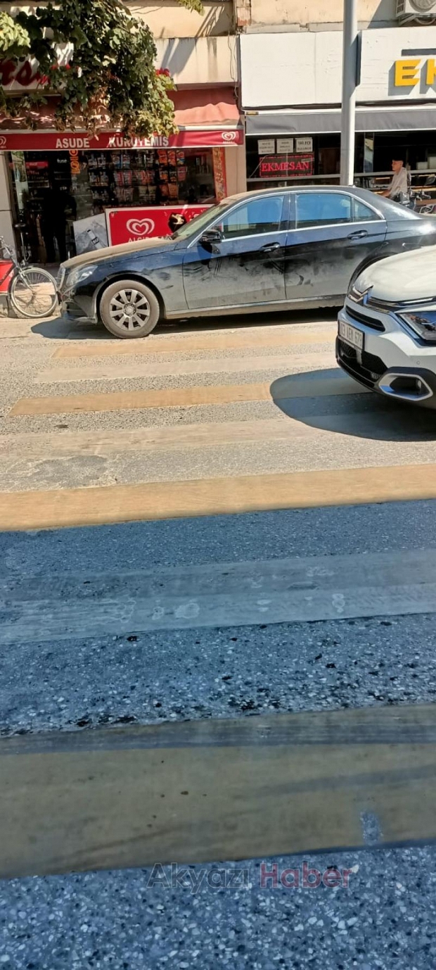 Yaya geçidine park vatandaşı canından bezdirdi