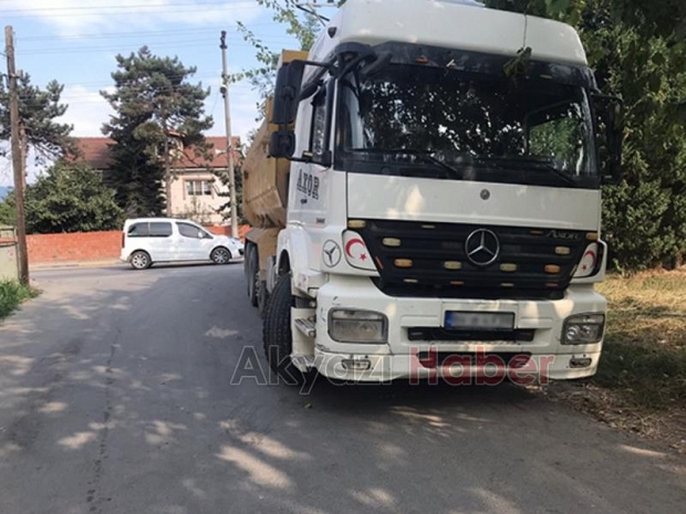 Kamyon yaşlı adama çarptı