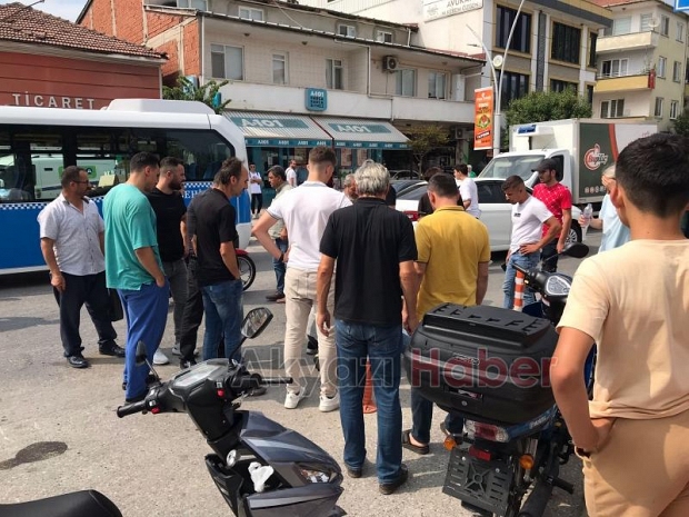 ADA CADDESİNDE KAZA YERDE BÖYLE AMBULANS BEKLEDİ.. 