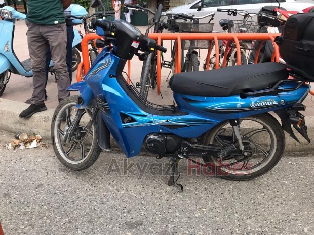 ADA CADDESİNDE KAZA YERDE BÖYLE AMBULANS BEKLEDİ.. 