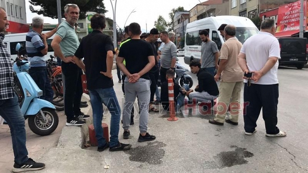 ADA CADDESİNDE KAZA YERDE BÖYLE AMBULANS BEKLEDİ.. 