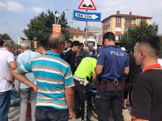 ADA CADDESİNDE KAZA YERDE BÖYLE AMBULANS BEKLEDİ.. 