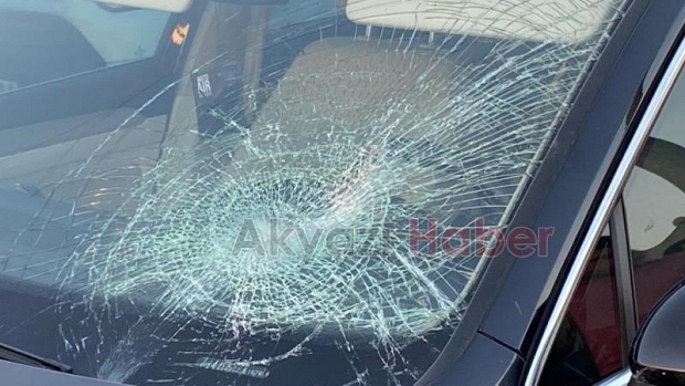 Üst geçidi kullanmadı otomobil çarptı