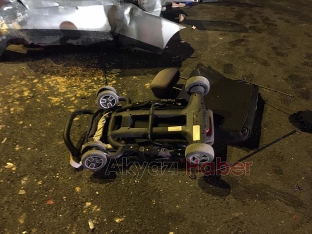 TEM'de Feci Kaza 1'i bebek 5 Yaralı otomobilden fırlayan bebek aracı ise yürek burktu