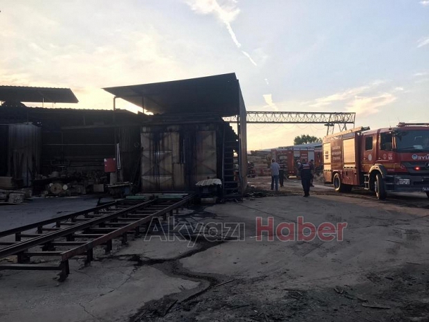 Akyazı'da kontrplak fabrikasında yangın