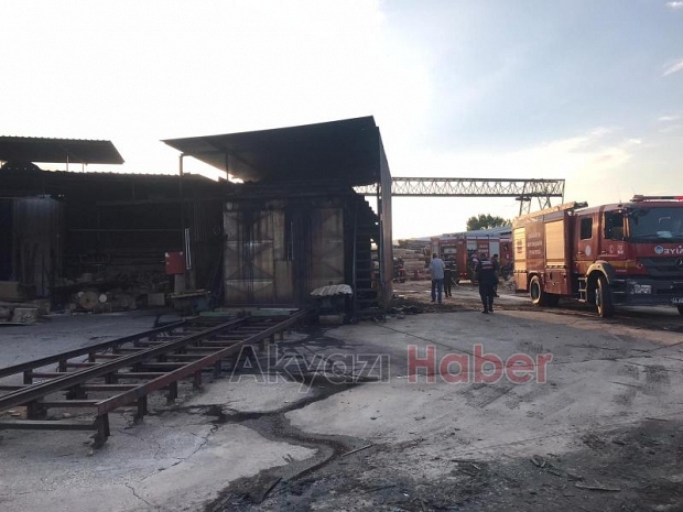 Akyazı'da kontrplak fabrikasında yangın