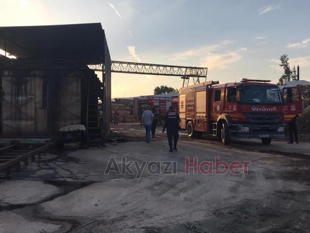 Akyazı'da kontrplak fabrikasında yangın