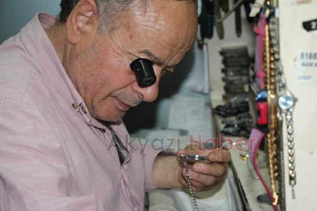 43 yıldır tarihe tanıklık etmiş saatleri tamir ediyor