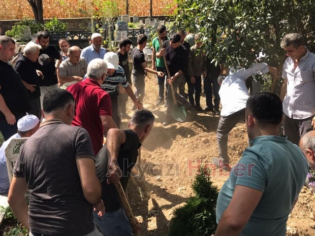 Kazada hayatını kaybeden iki çocuk annesi toprağa verildi