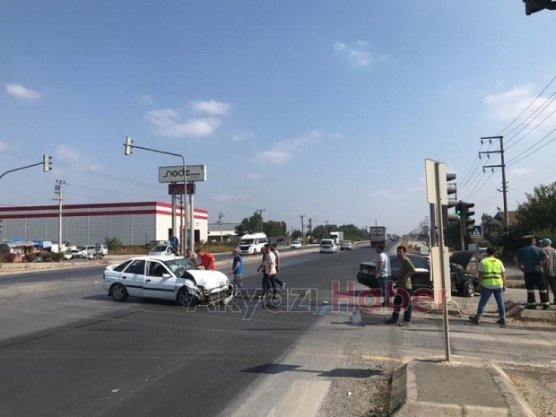 D-100'de kaza: 4 yaralı
